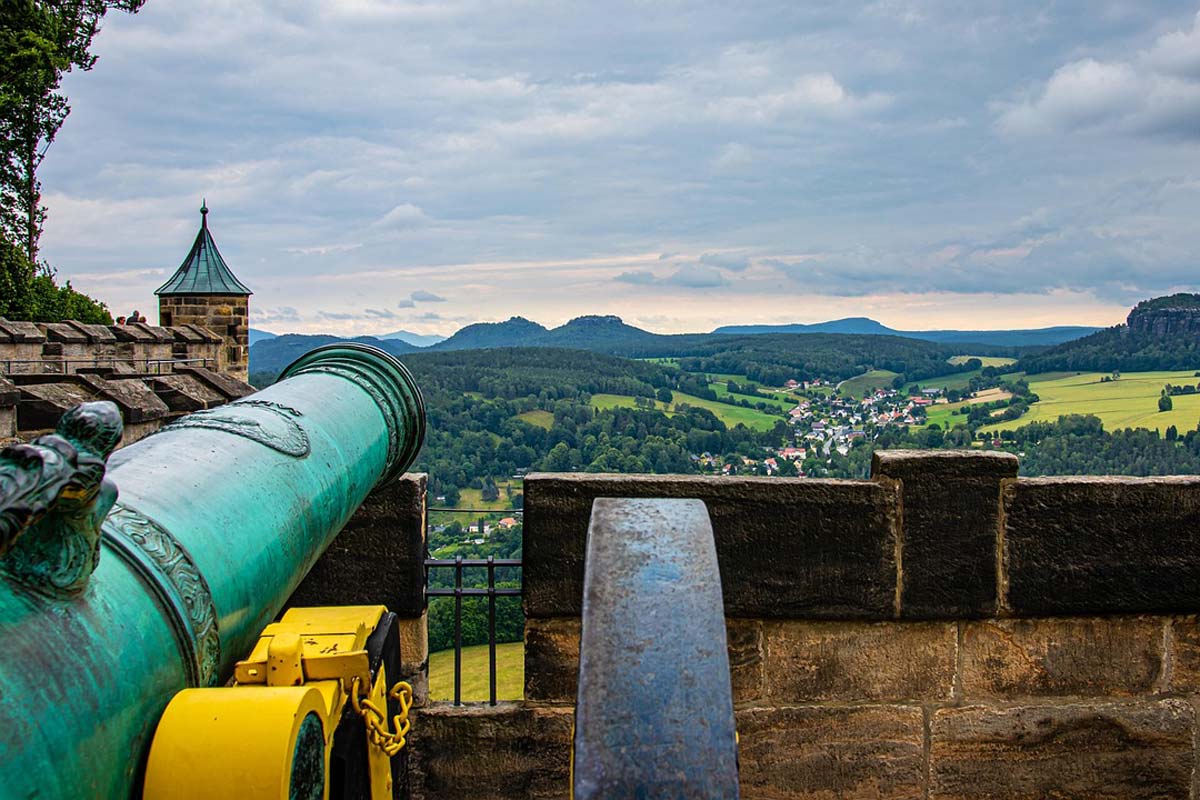 Festung Königstein mit Kanone Eine Kanone auf der Festung Königstein zeigt in die Sächsische Schweiz