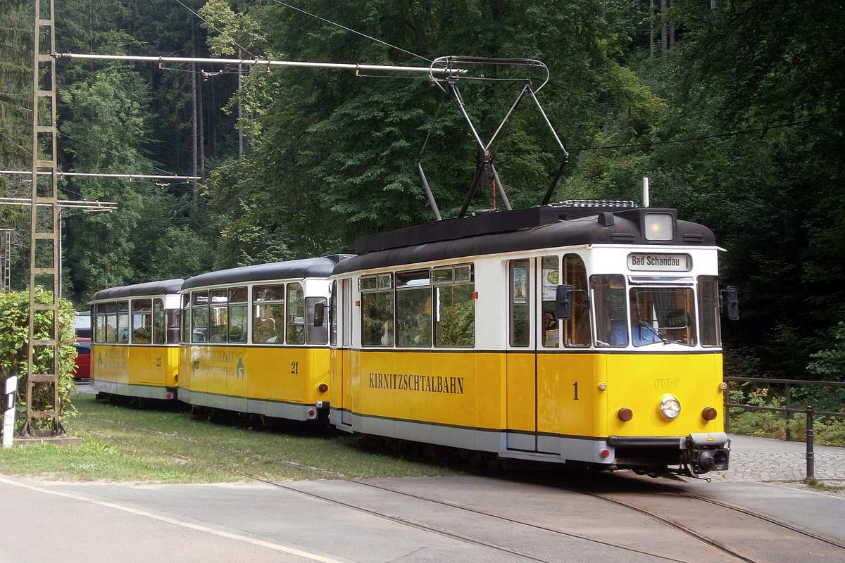 Kirnitzschtalbahn bei Bad Schandau Die weiß-gelbe Kirnitzschtalbahn bei Bad Schandau fährt auf Schienen durch das Kirnitzschtal