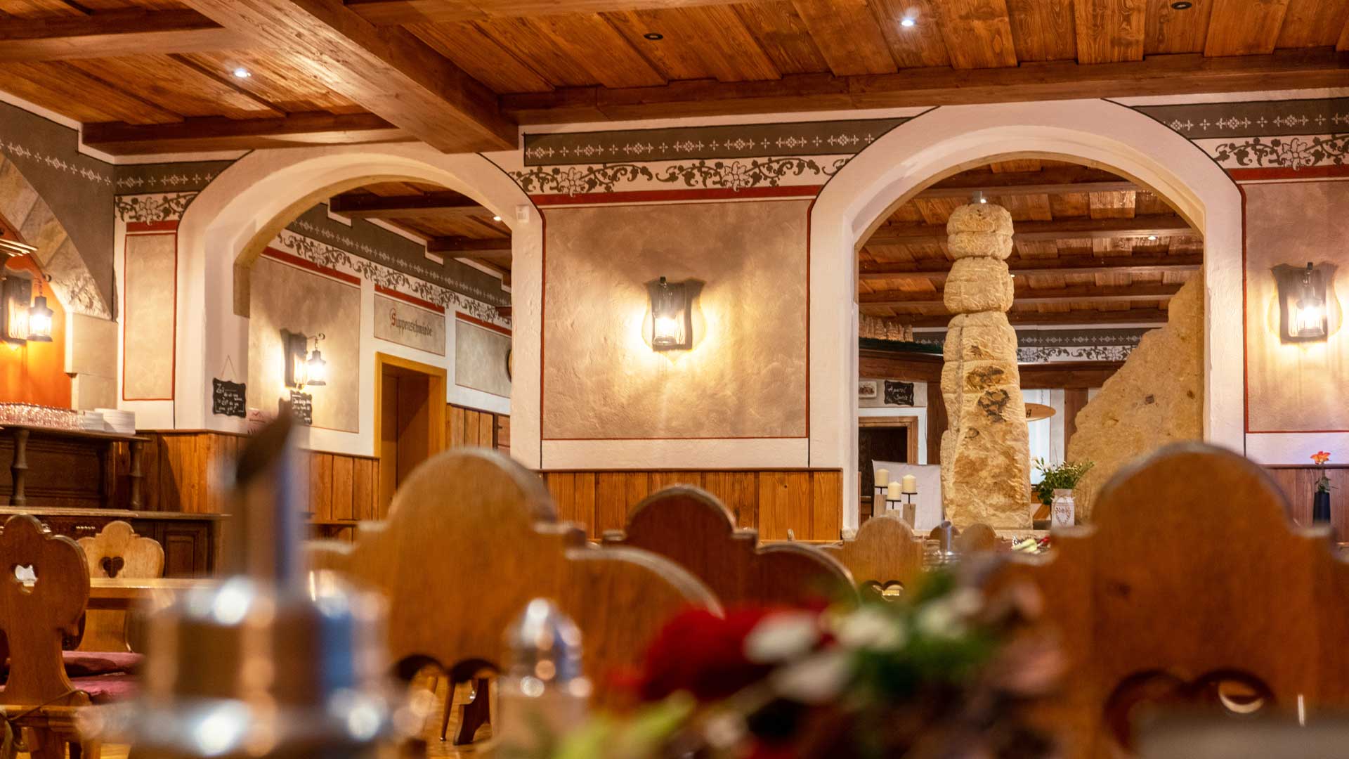 Gaststätte Schrammsteinbaude – Gastraum mit Barbarine Der Gastraum der Schrammsteinbaude mit Sitzgelegenheiten und einem Modell der Barbarine aus Sandstein.