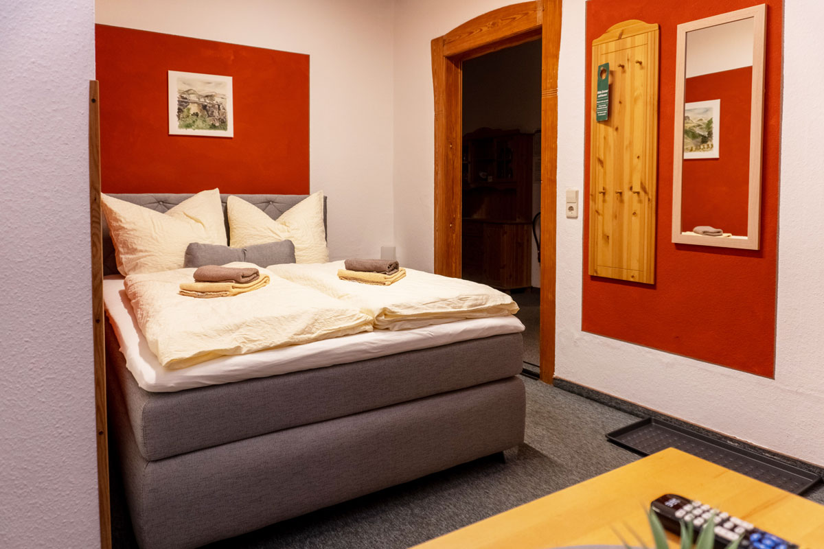 Pension Schrammsteinbaude – kleines Doppelzimmer mit Doppelbett und Wandbild Doppelzimmer klein